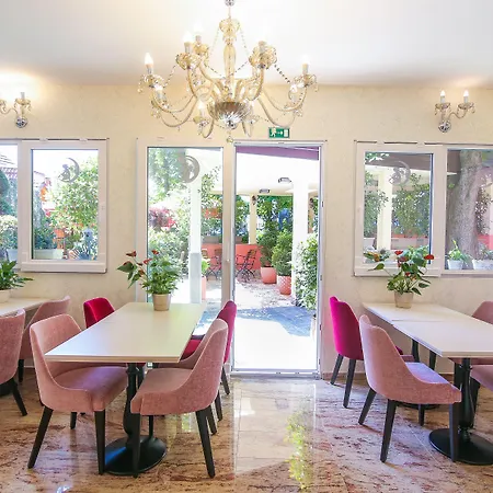Boutique Asteria מלון
